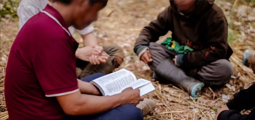 Após conversão de líder de vilarejo, moradores do Laos perseguem cristãos, confiscam bens e expulsam famílias, que seguem firmes na fé. Foto: Reprodução/Portas Abertas.