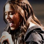 Eula Cris lança versão ao vivo de “Graças a Deus”, gravada em sua cidade natal, com emoção, fé e mensagem de superação. Foto: Divulgação.