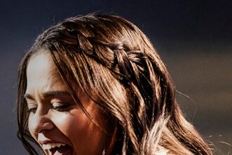 Eula Cris lança versão ao vivo de “Graças a Deus”, gravada em sua cidade natal, com emoção, fé e mensagem de superação. Foto: Divulgação.