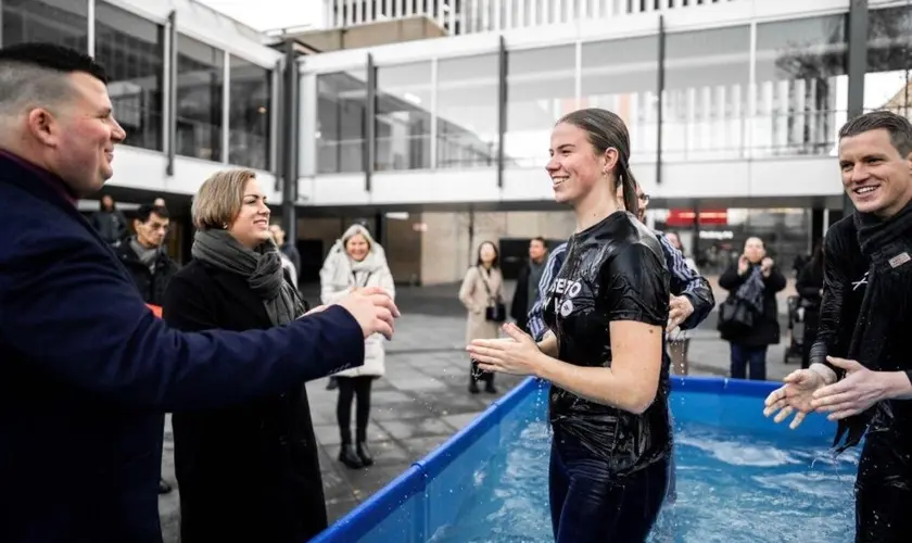 A jovem Christy Gul, ex-Nova Era, criada em uma família ateia na Holanda, testemunhou uma transformação após ter um encontro com Jesus. Foto: Revive
