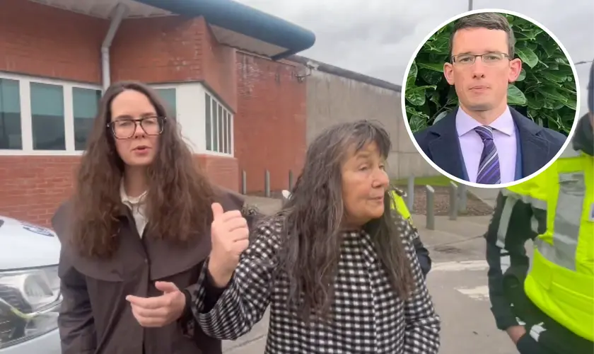 Mãe e irmã de professor preso por recusar uso de pronome neutro são detidas na Irlanda, ampliando debate sobre liberdade religiosa. Foto: Captura de tela/X/ EnochBurke