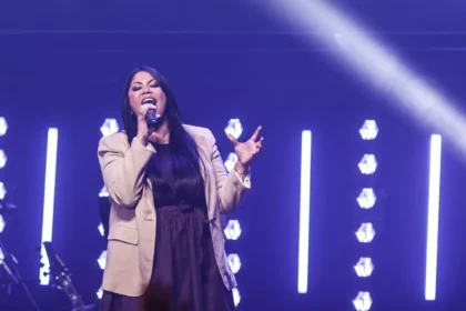 A cantora Gisele Nascimento iniciou uma nova fase com o single “Testemunho de Pedro”, que abre seu mais recente projeto gravado ao vivo. Foto: Divulgação.