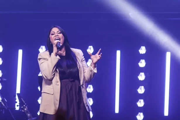 A cantora Gisele Nascimento iniciou uma nova fase com o single “Testemunho de Pedro”, que abre seu mais recente projeto gravado ao vivo. Foto: Divulgação.