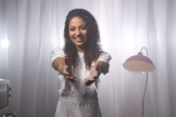 A cantora Letícia Vitória estreia na gravadora MK Music com o lançamento do single inédito “Ao Lado do Rei”. Foto: Divulgação.