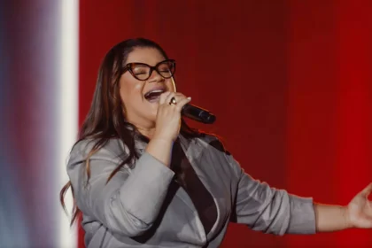 A cantora Midian Lima lançou recentemente o single “Desconheço Outro Senhor”, mais uma faixa de seu novo projeto ao vivo. Foto: Divulgação.