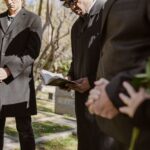 Pastor enfrenta atirador durante funeral nos EUA e, após o susto, 10 pessoas se aceitam a Jesus durante a cerimônia. Foto: Representativa/Pexels.