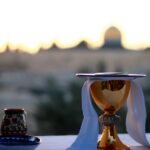 Pastor explica o significado da Páscoa judaica e relaciona os quatro cálices à obra de Cristo e à libertação espiritual do homem. Foto: Representativa/Unsplash.