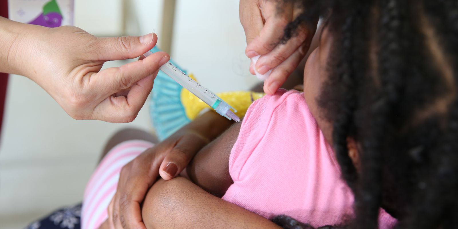 Aumento na cobertura vacinal de crianças segue queda durante pandemia