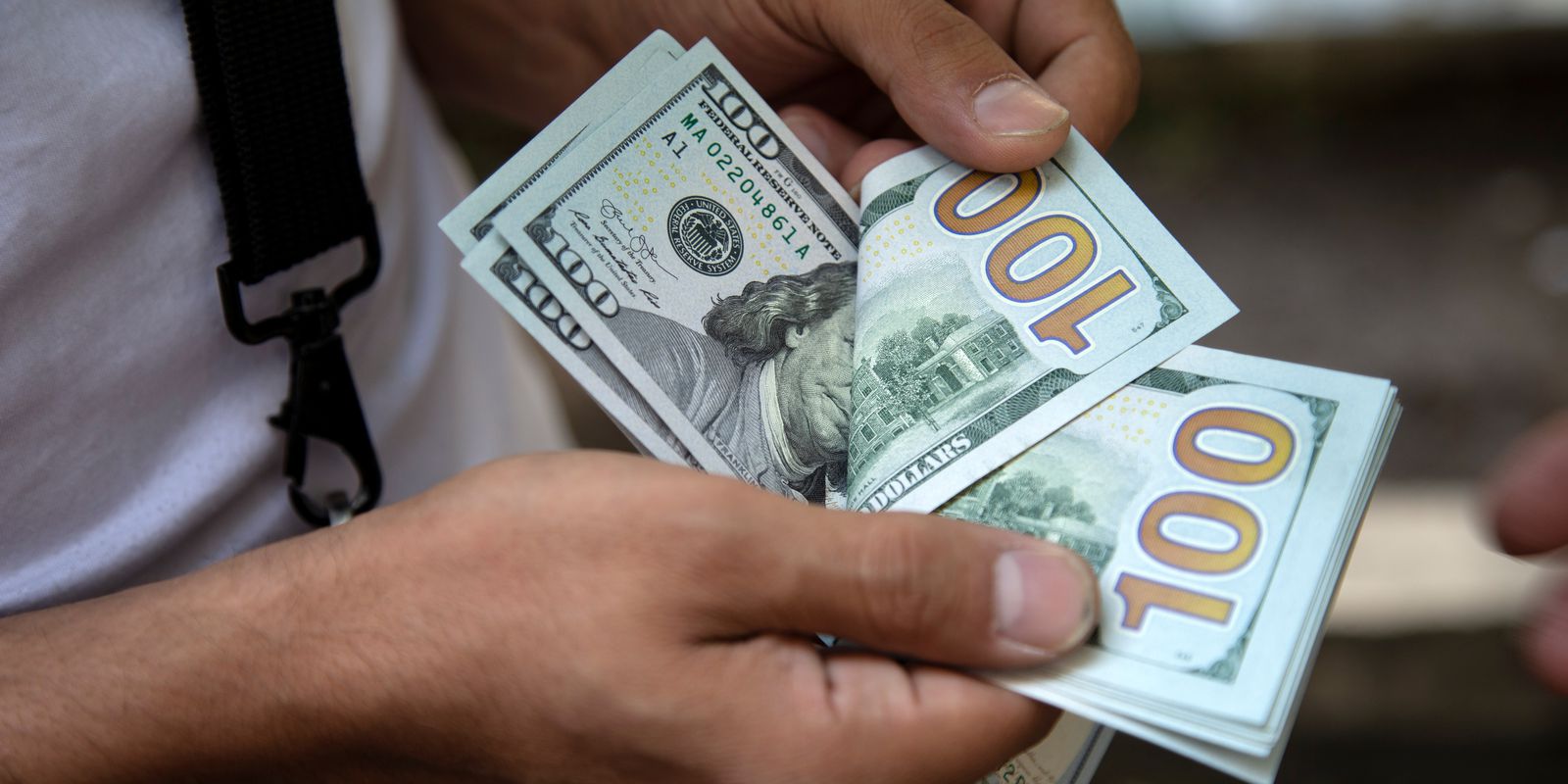 Brasil recebe elevação de nota de crédito e dólar registra queda para R$ 4,72