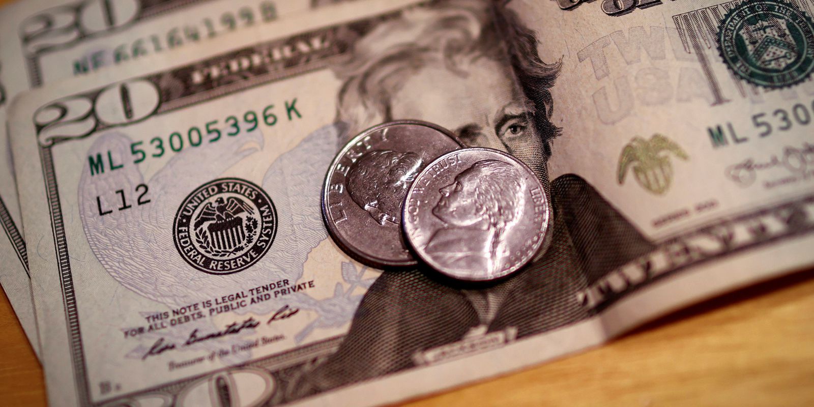 Dólar se desvaloriza e fica próximo da menor cotação do ano, atingindo R$ 4,78.