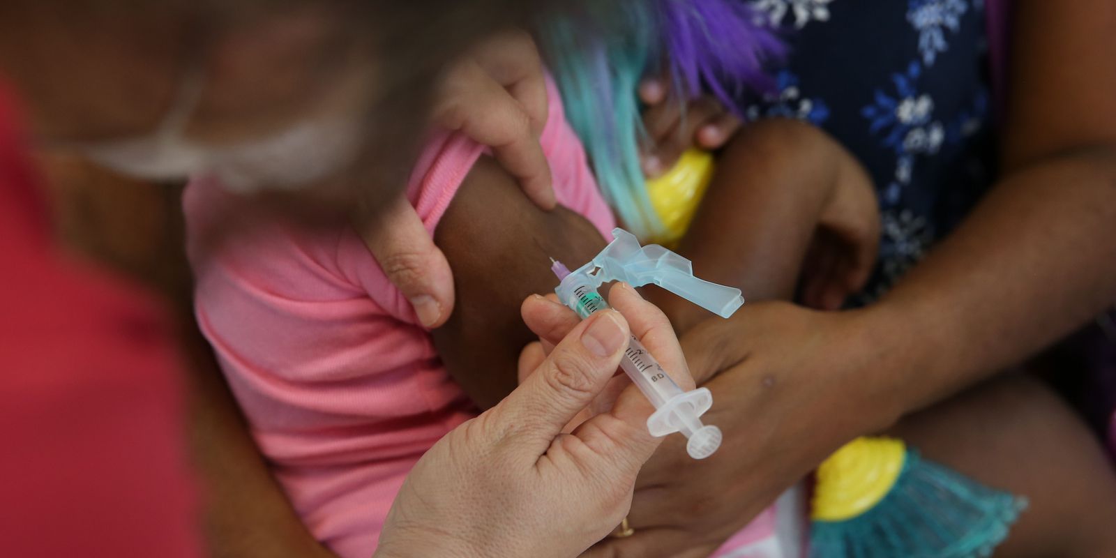 Falta de imunização no Rio de Janeiro exposta por casos de meningite
