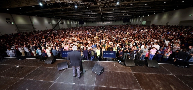 Mais de 1.000 pessoas aceitam a Jesus no evento evangelístico de Franklin Graham em Londres