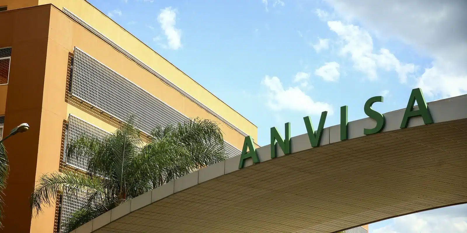 Anvisa realiza a interdição de cosméticos inapropriadamente utilizados como injetáveis
