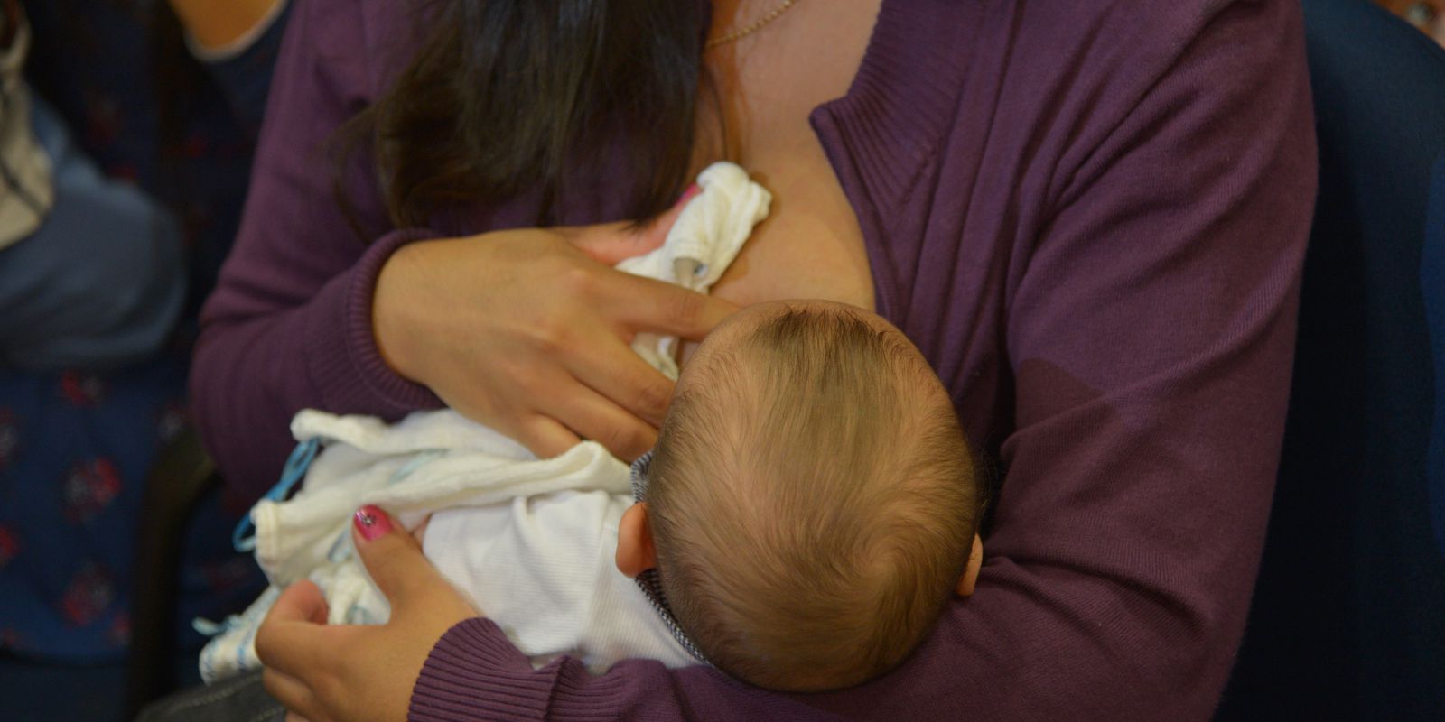 Benefícios da amamentação induzida para mães sem experiência prévia de gravidez.