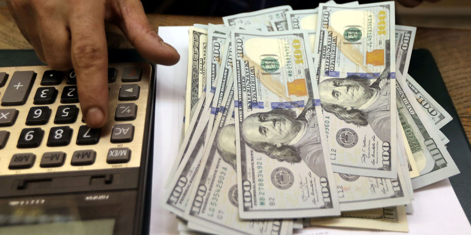 Dólar avança e se aproxima de R$ 4,80 um dia antes do Copom