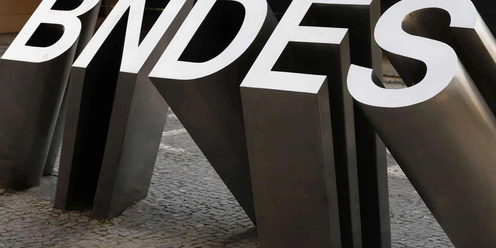 Estudo evidencia benefícios positivos de programa do BNDES em municípios.