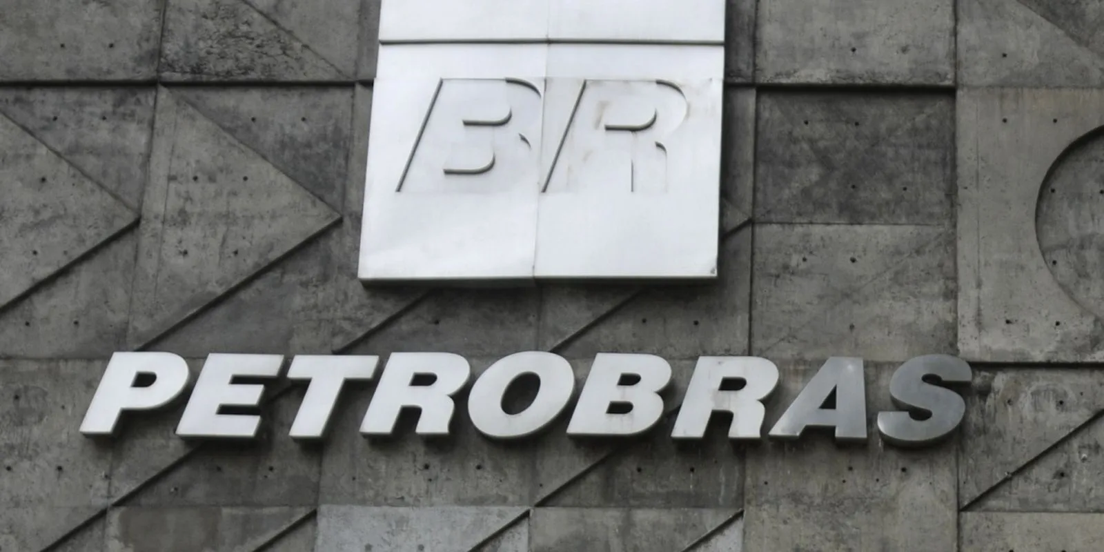 Petrobras finaliza negociação de venda de dois campos de petróleo na Bacia do Espírito Santo