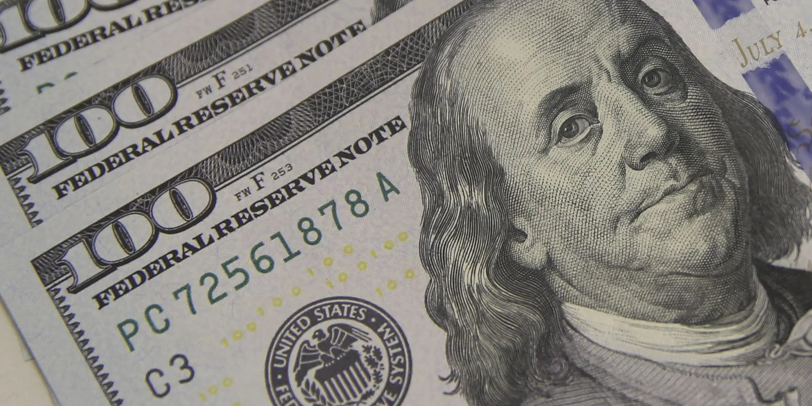 Juros altos nos EUA levam o dólar a encerrar novamente acima de R$ 4,90