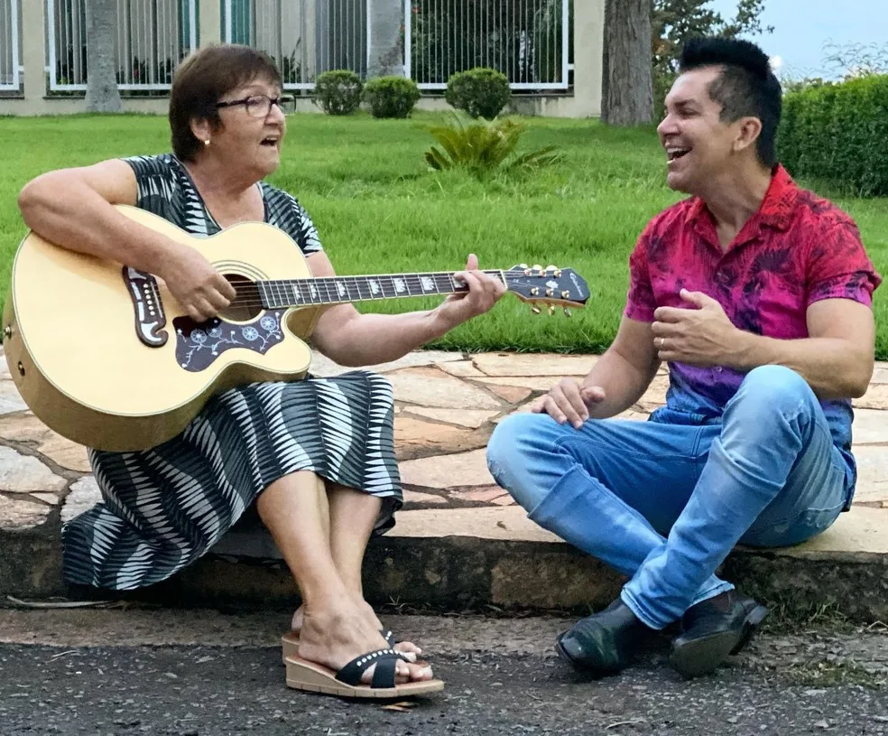 Regis e Ziza Danese, mãe do cantor - foto de arquivo de 2020 — Foto: Reprodução/Redes Sociais