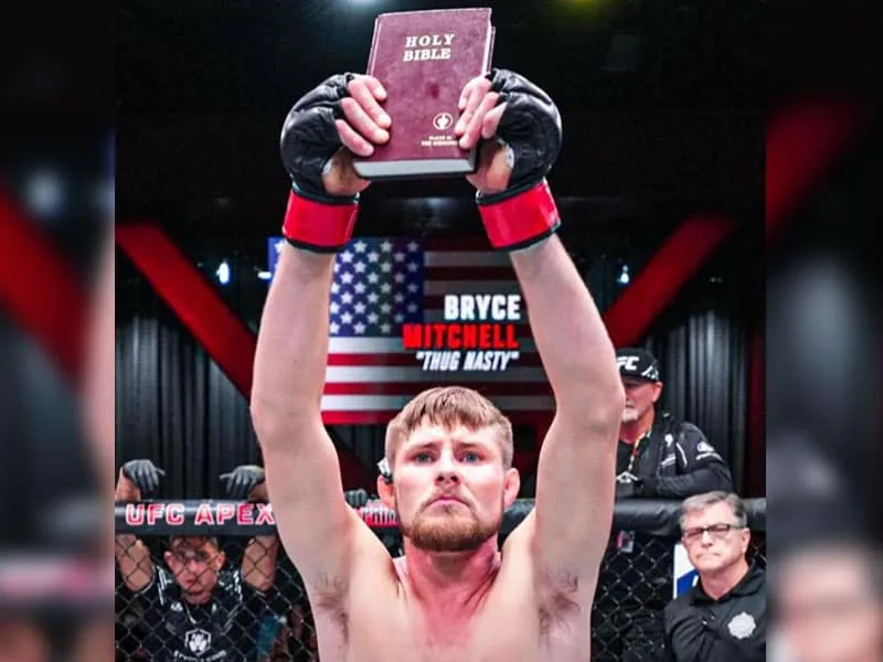 LUTADOR DO UFC OUSA LEVAR BÍBLIA PARA O RINGUE E DECLARA 'LIBERDADE!'