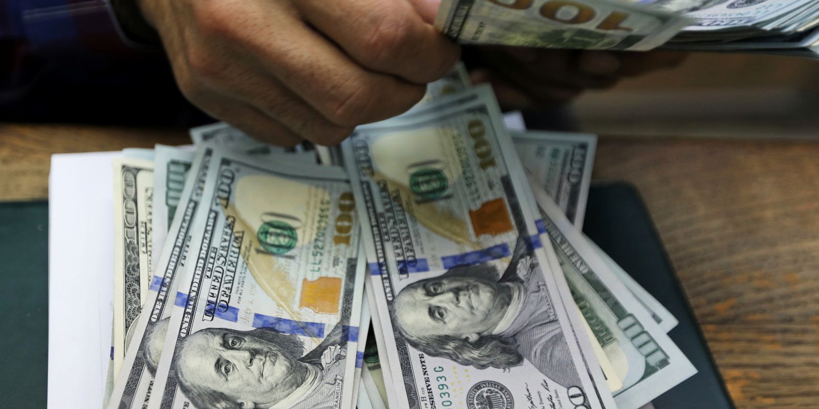 Alívio nos Estados Unidos faz o dólar recuar para R$ 5,01