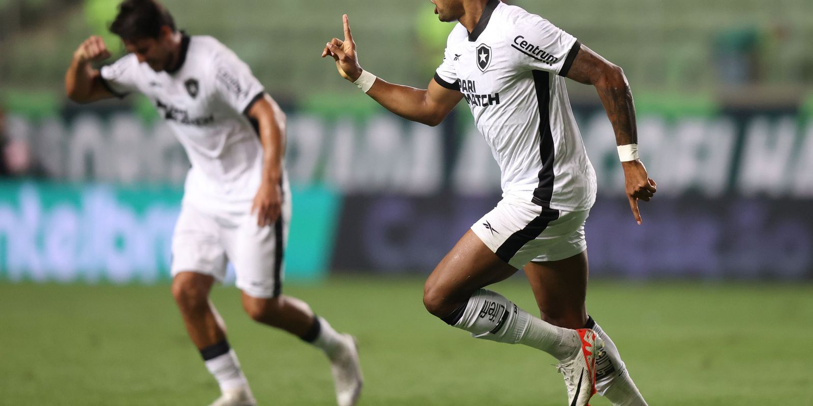 Botafogo busca superar América-MG com o artilheiro Júnior Santos como trunfo