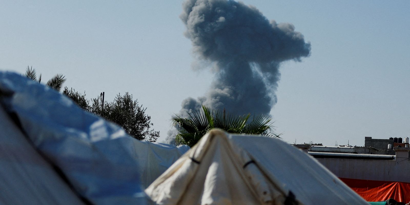 Brasileiros em Gaza recebem recursos importantes diante de conflito e escassez de água.
