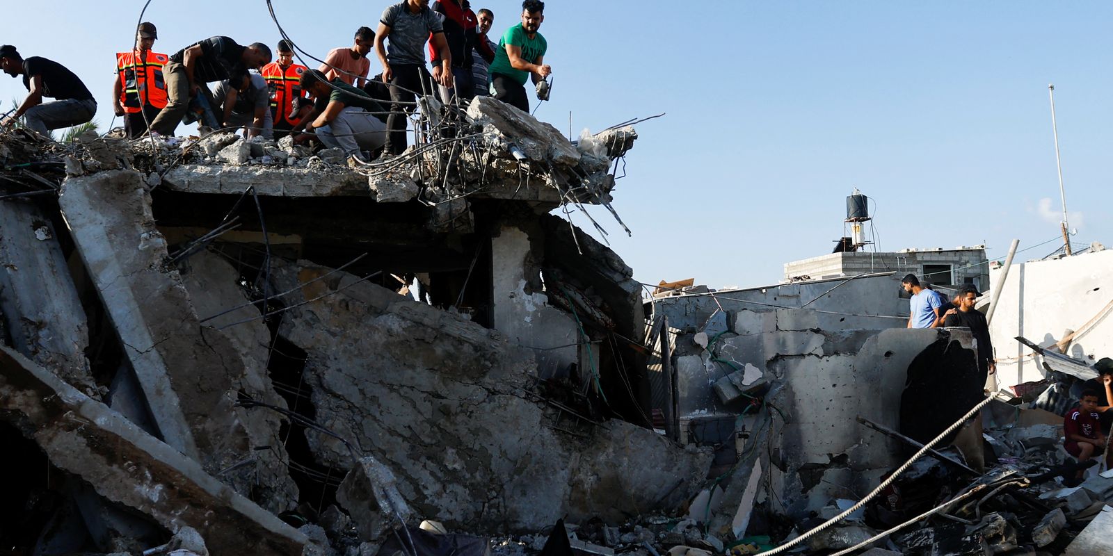Brasileiros estão presentes em cidade bombardeada em Gaza