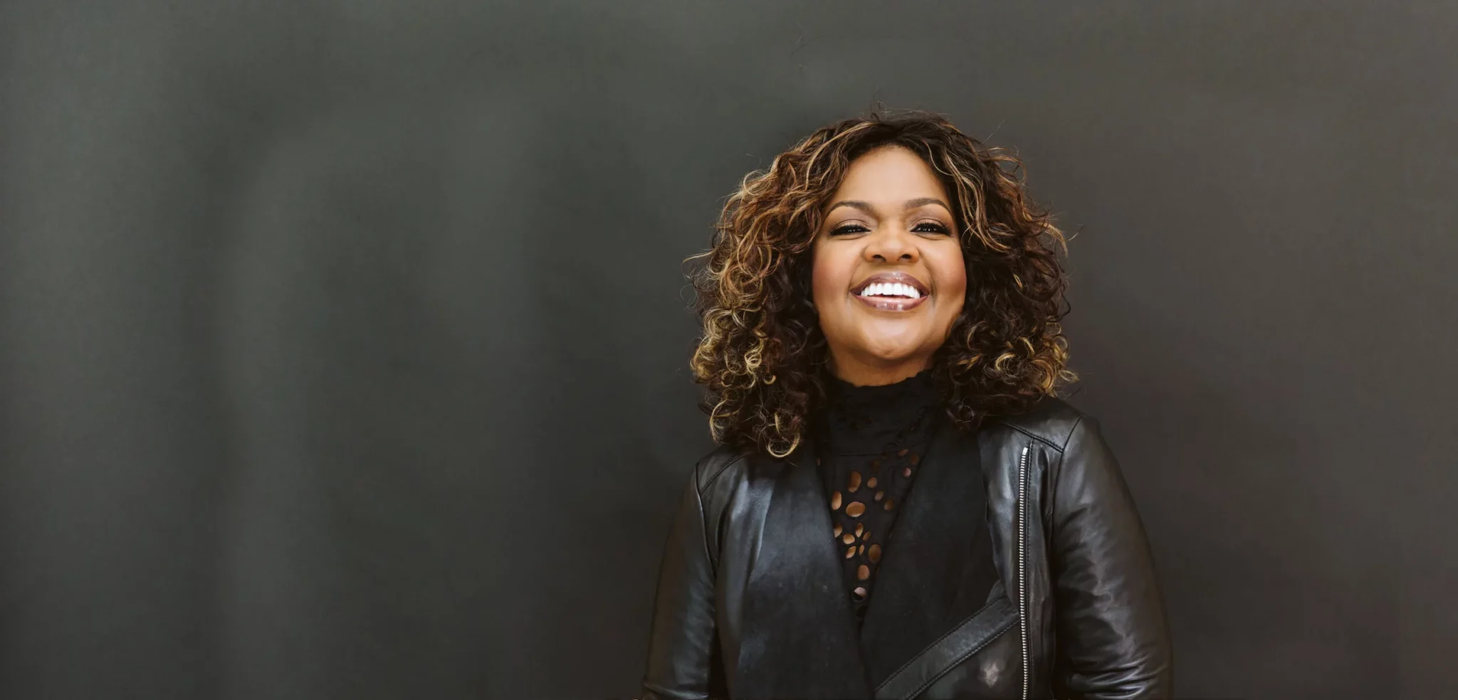 Cantora CeCe Winans fala sobre o milagre com seu irmão Ronald