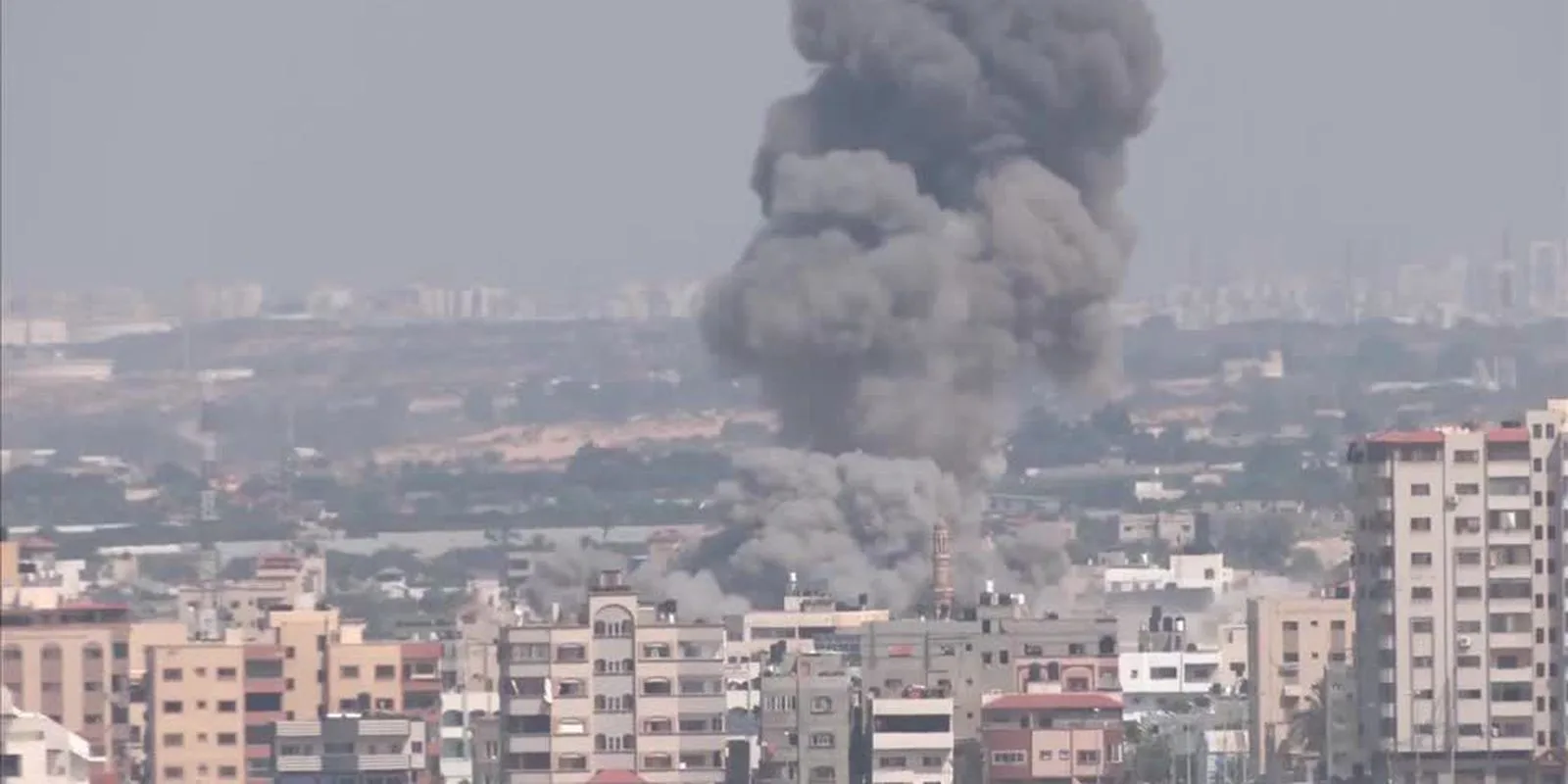 Conflito no Oriente Médio resulta em deslocamento de mais de 200 mil palestinos.