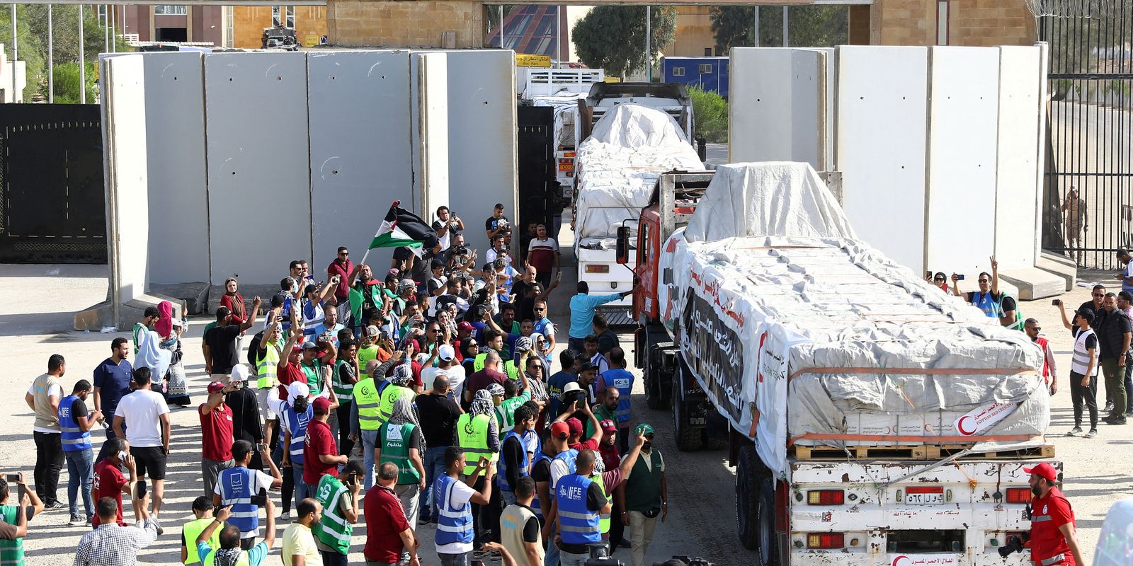 Entrada de Caminhões com Ajuda Humanitária na Faixa de Gaza