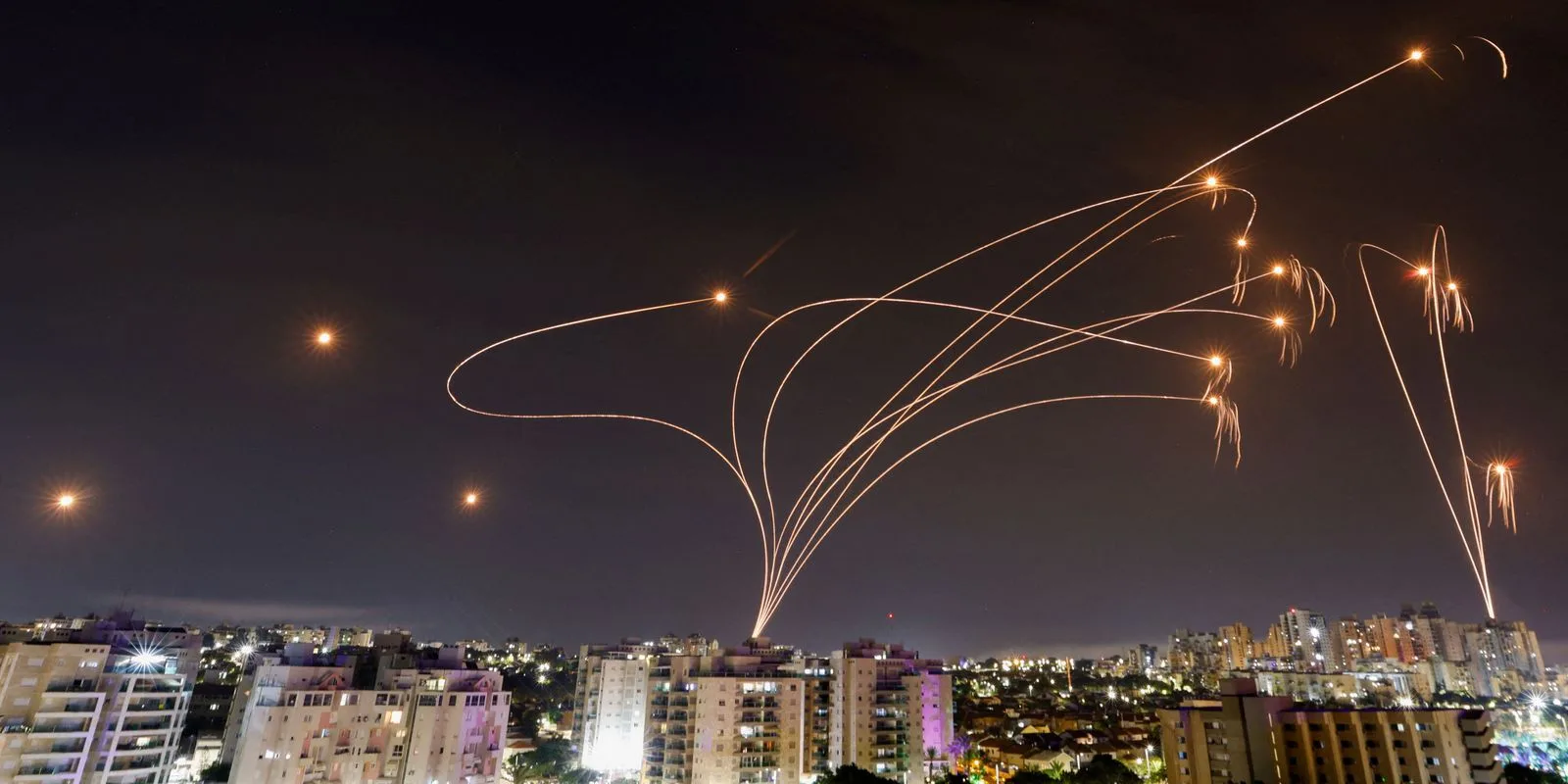 Governo planeja repatriar 900 brasileiros de Israel até sábado