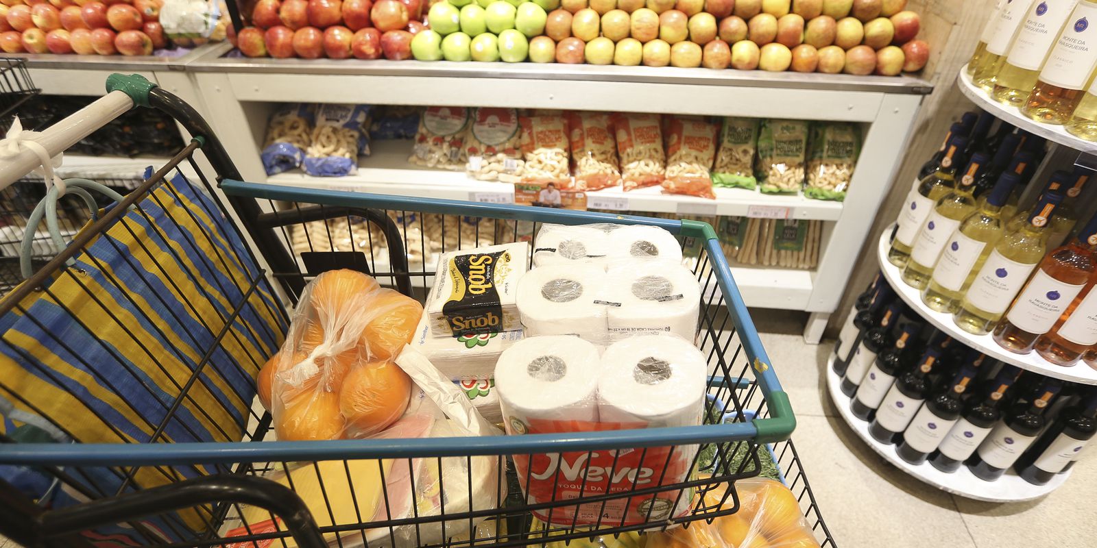 Inflação acumulada é menor para os mais pobres devido ao recuo nos preços dos alimentos.