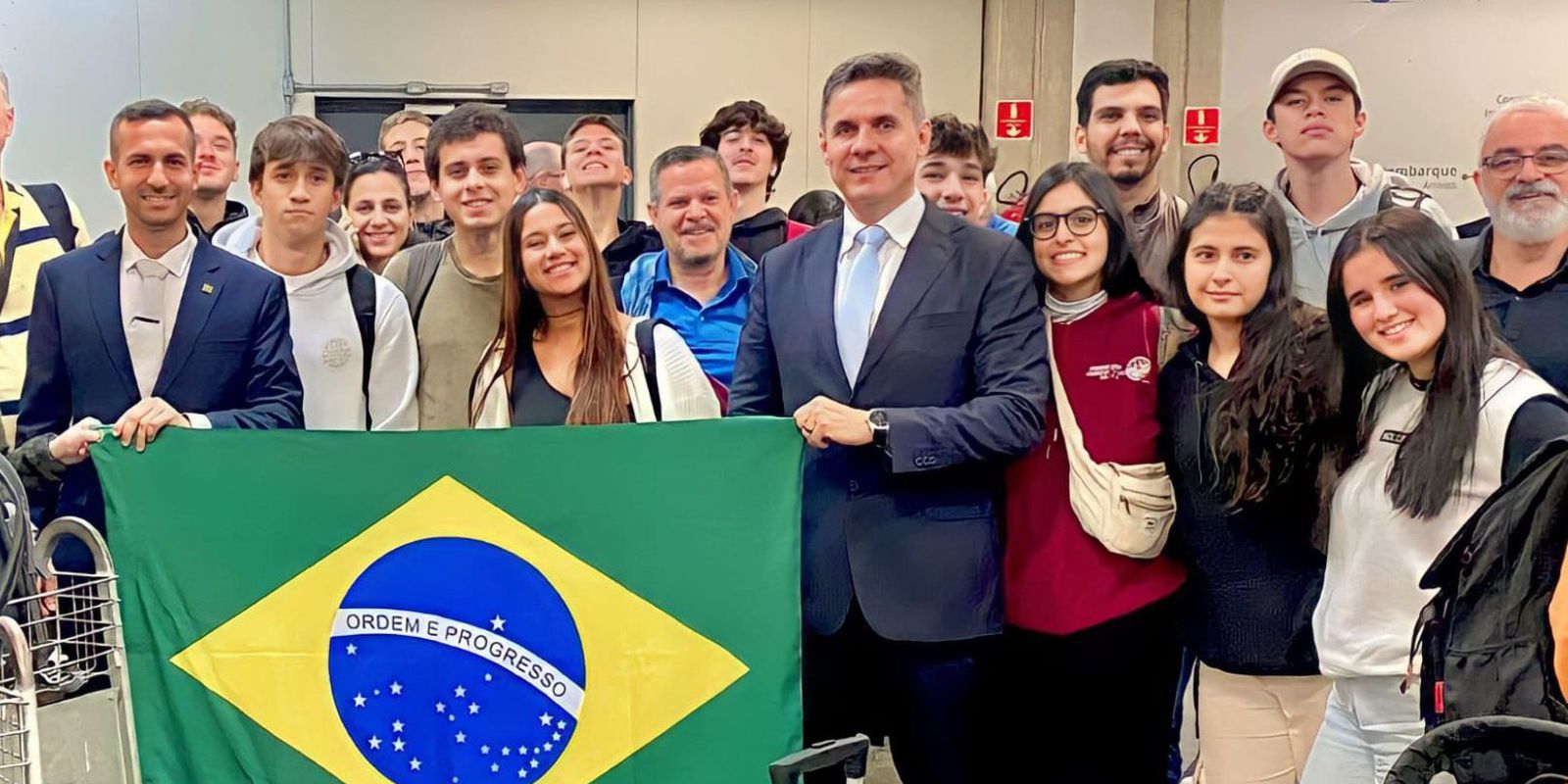 Mais de 700 brasileiros são repatriados de Israel.