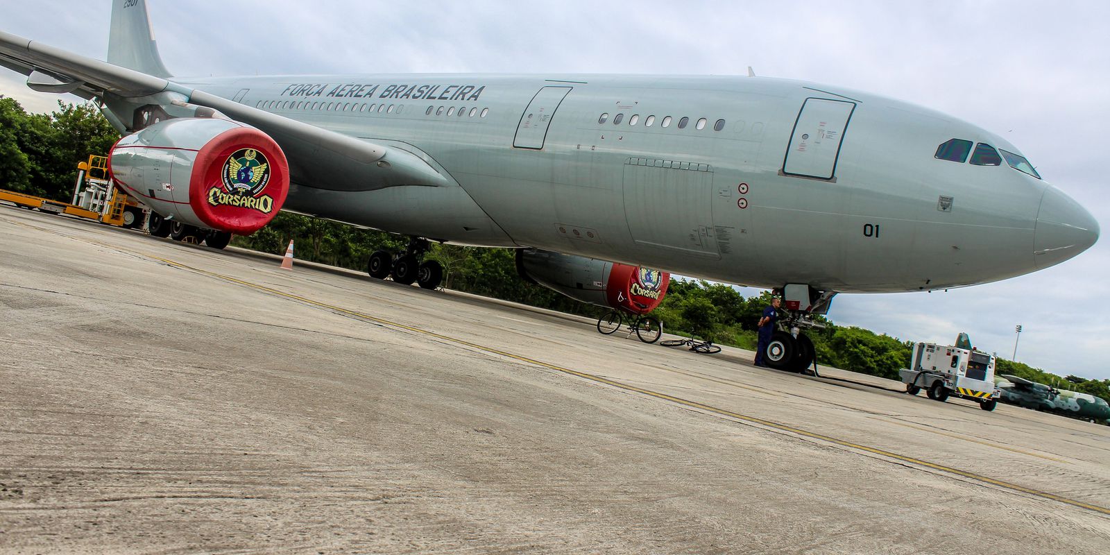 Mais um avião trazendo brasileiros repatriados chega ao Rio de Janeiro.