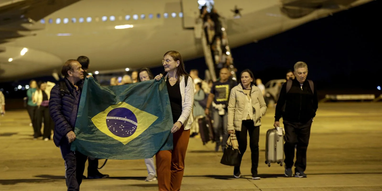 Repatriados afirmam sentir alívio ao pisar em solo brasileiro