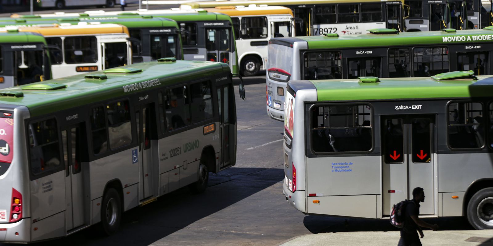 Volume de serviços registra queda de 0,9% em agosto