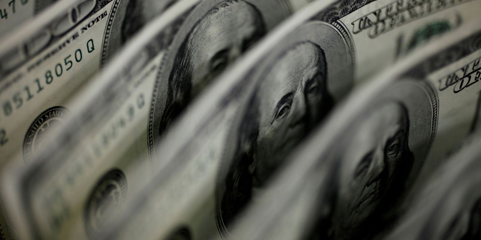 Dólar atinge R$ 4,86 e fecha no menor valor em dois meses