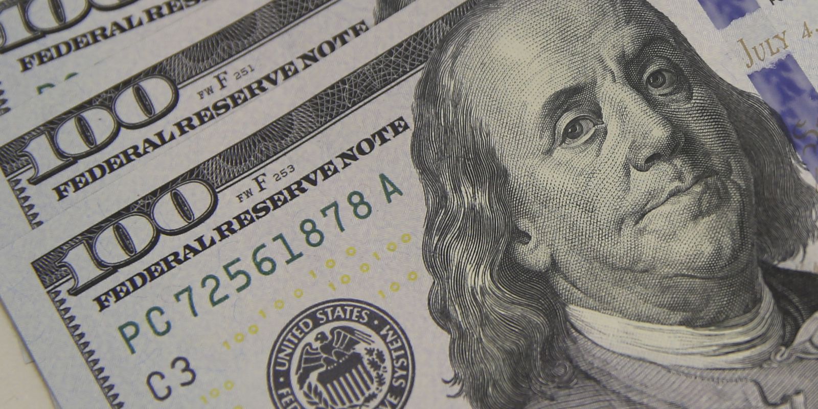 Dólar atinge R$ 4,89 enquanto bolsa registra maior valorização em 6 meses