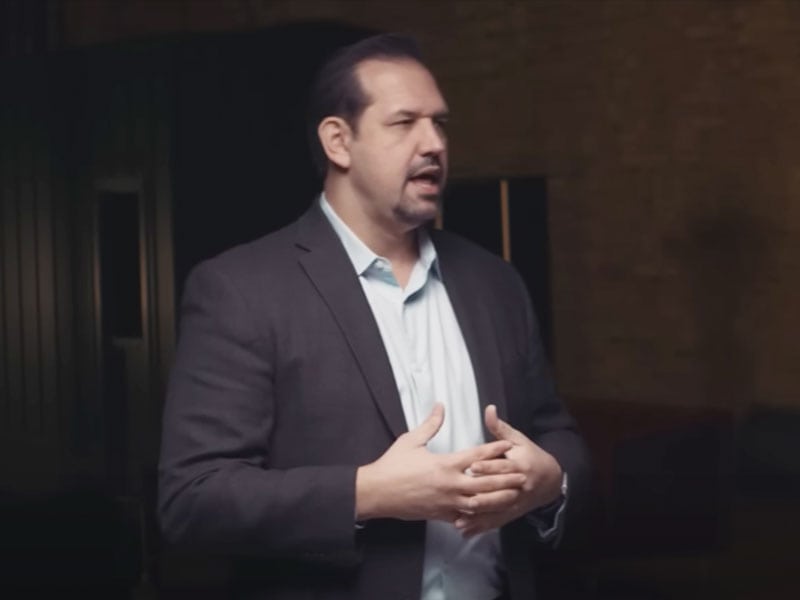Homem devoto ao islamismo, questiona suas crenças após encontro com a verdade sobre Jesus Cristo, levando-o a uma surpreendente mudança de fé. Foto: Captura de tela de seu testemunho.