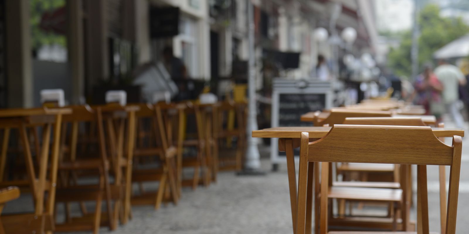 Pesquisa revela que 35% dos bares e restaurantes planejam contratar novos funcionários.