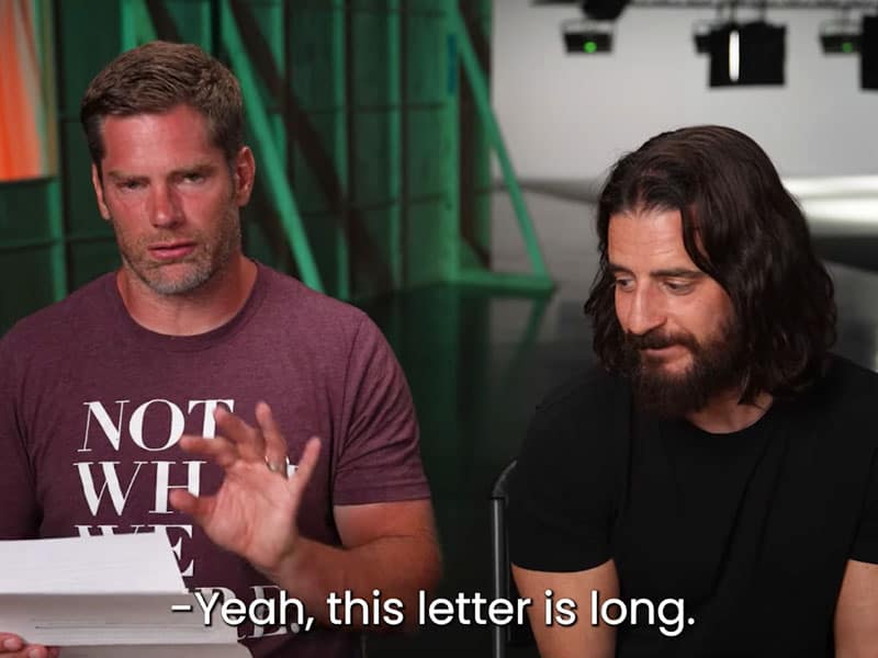 Um fã de “The Chosen” escreveu uma carta para o criador Dallas Jenkins, elenco e equipe da série que os fez chorar. Foto: Captura de tela do vídeo reagindo à carta.