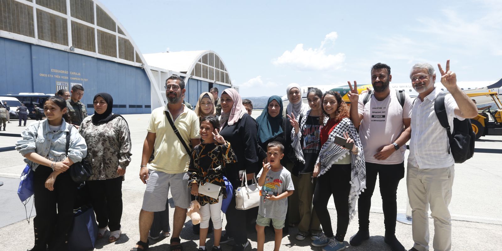 Vinte e seis brasileiros repatriados de Gaza desembarcam em São Paulo