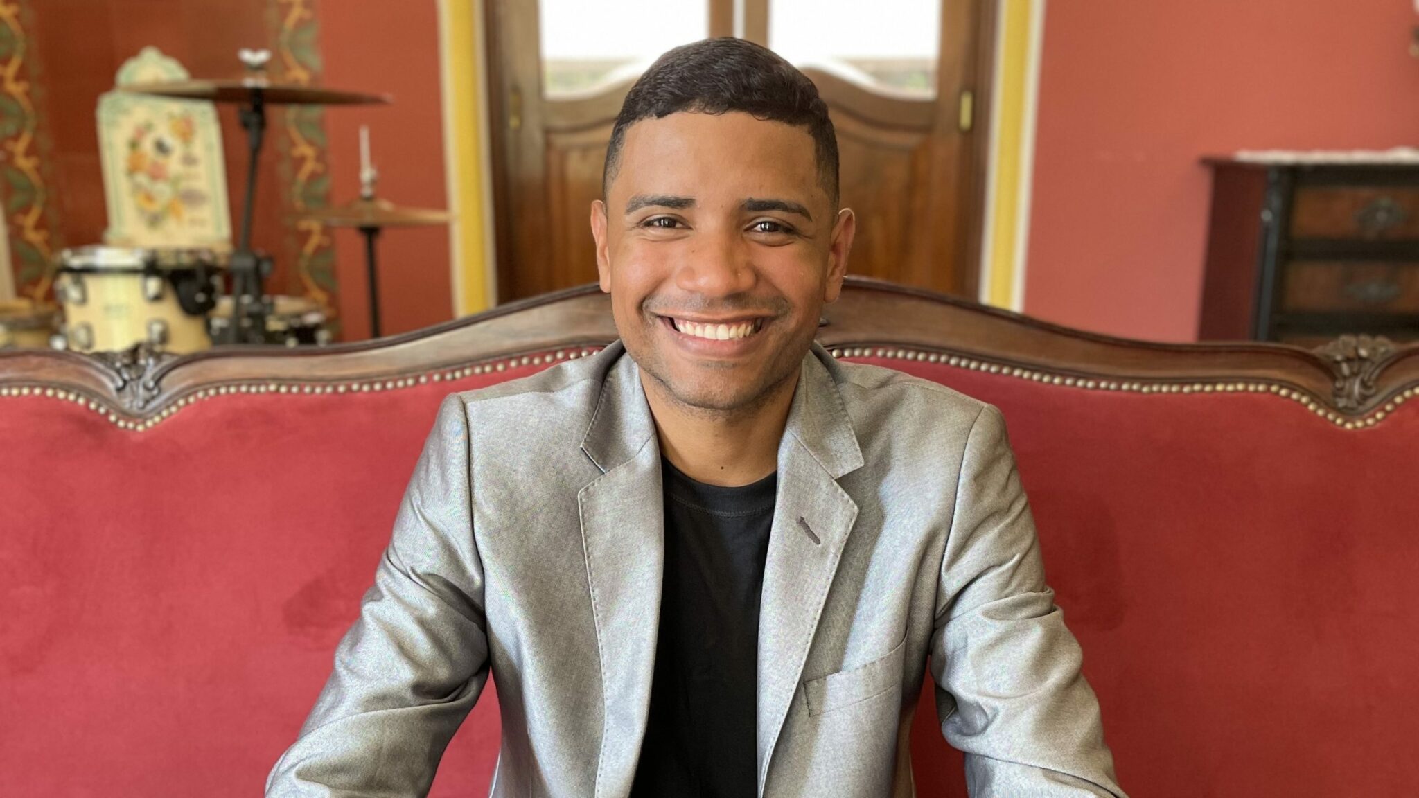 Após o pastor Silas Malafaia assistir a uma de suas apresentações, Breno Lima lança seu primeiro single "Do Fundo da Alma". Foto: Divulgação.