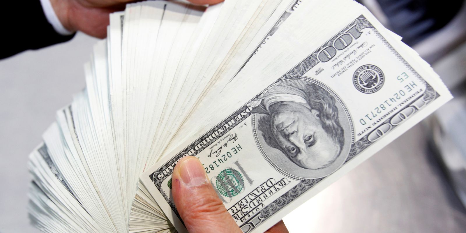 Dólar atinge menor nível desde fim de novembro, caindo para R$ 4,86