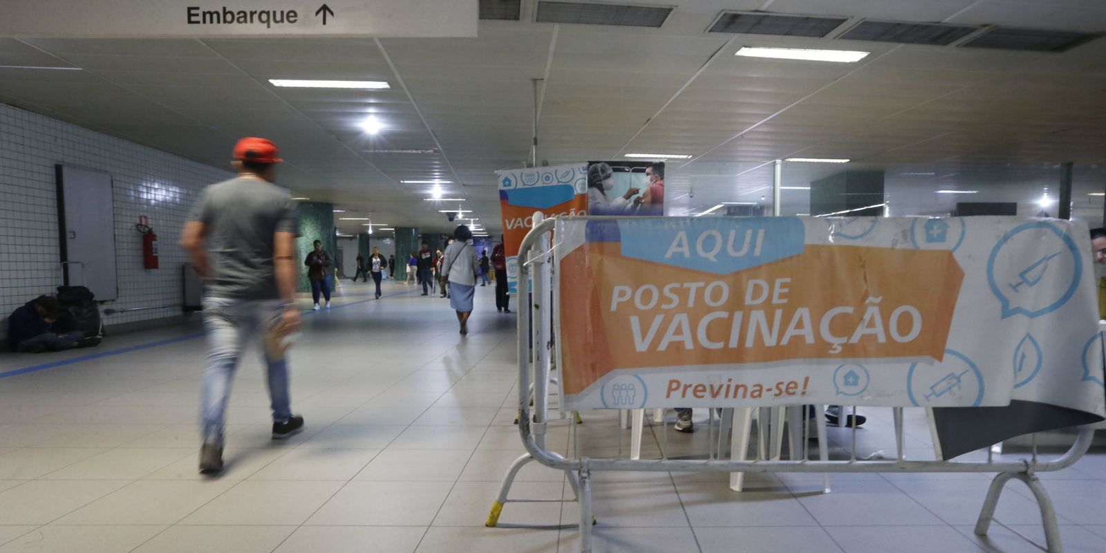 Pesquisa aponta que os brasileiros adultos permanecem com receio em relação à covid-19