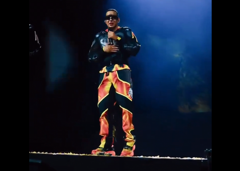Daddy Yankee, astro do reggaeton, revela sua conversão ao Evangelho durante show, impactando fãs com seu testemunho e compromisso com Cristo. Foto: Captura de tela de seu testemunho ao vivo.