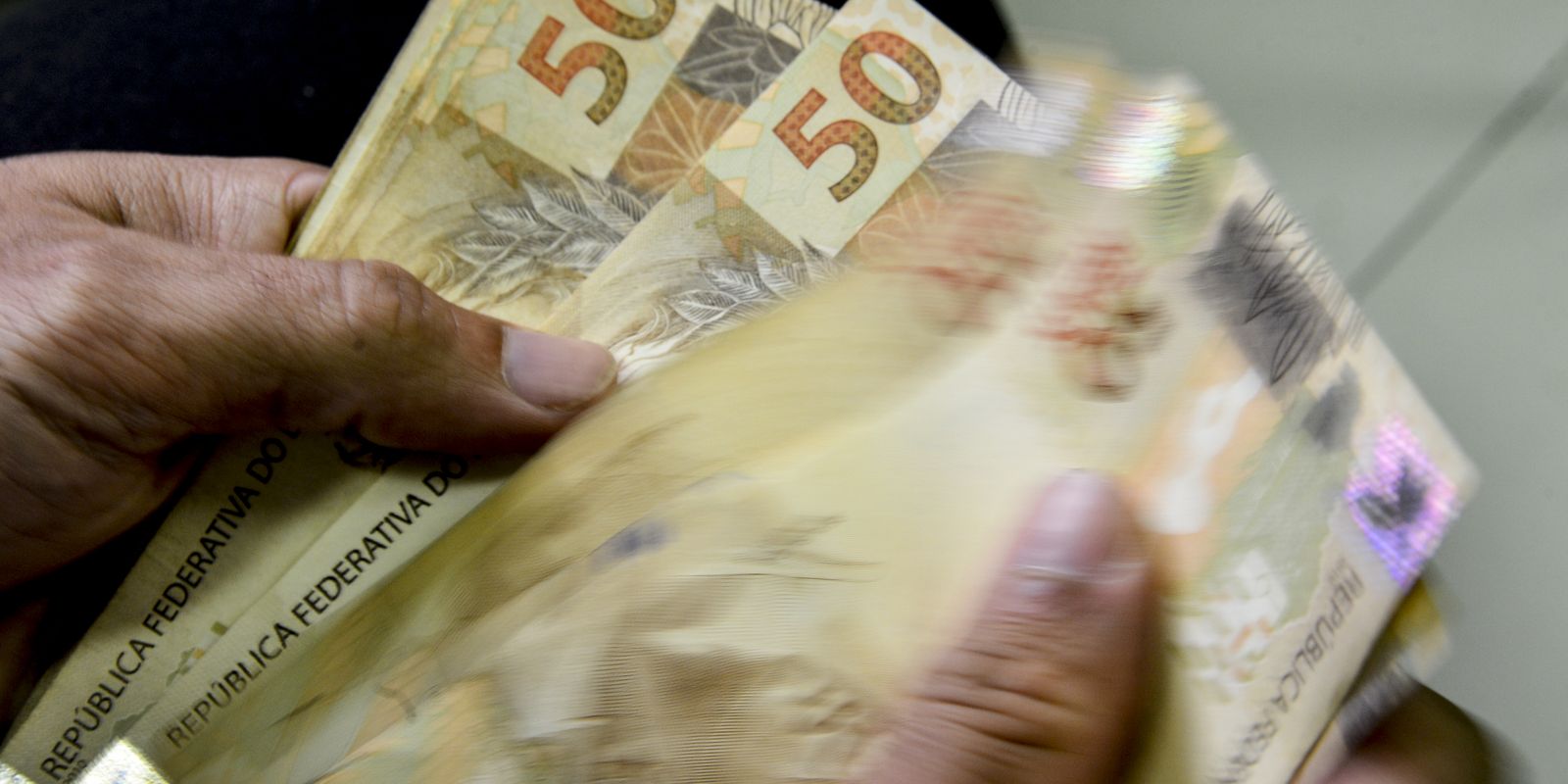 Taxas de juros diminuem para uso de crédito rotativo e cheque especial