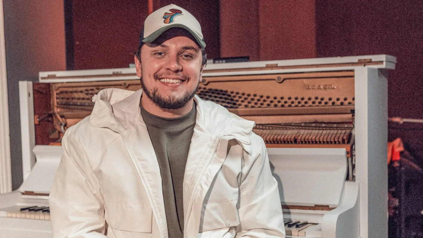 Em "Meu Mundo", uma das canções do EP, Theo Rubia revela como a inspiração pode surgir de maneira inesperada. Foto: Divulgação.