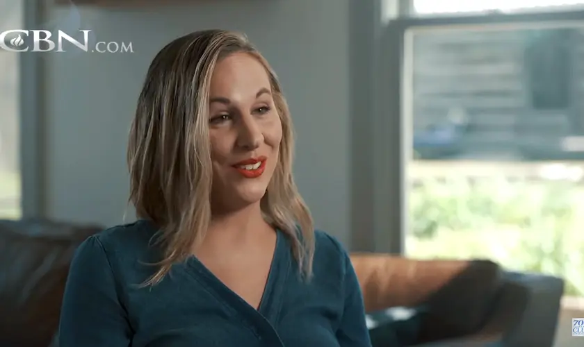 O testemunho de cura de Courtney Smallbone revela uma jornada marcante de superação da ansiedade por meio da fé. Foto: Reprodução/CBN News